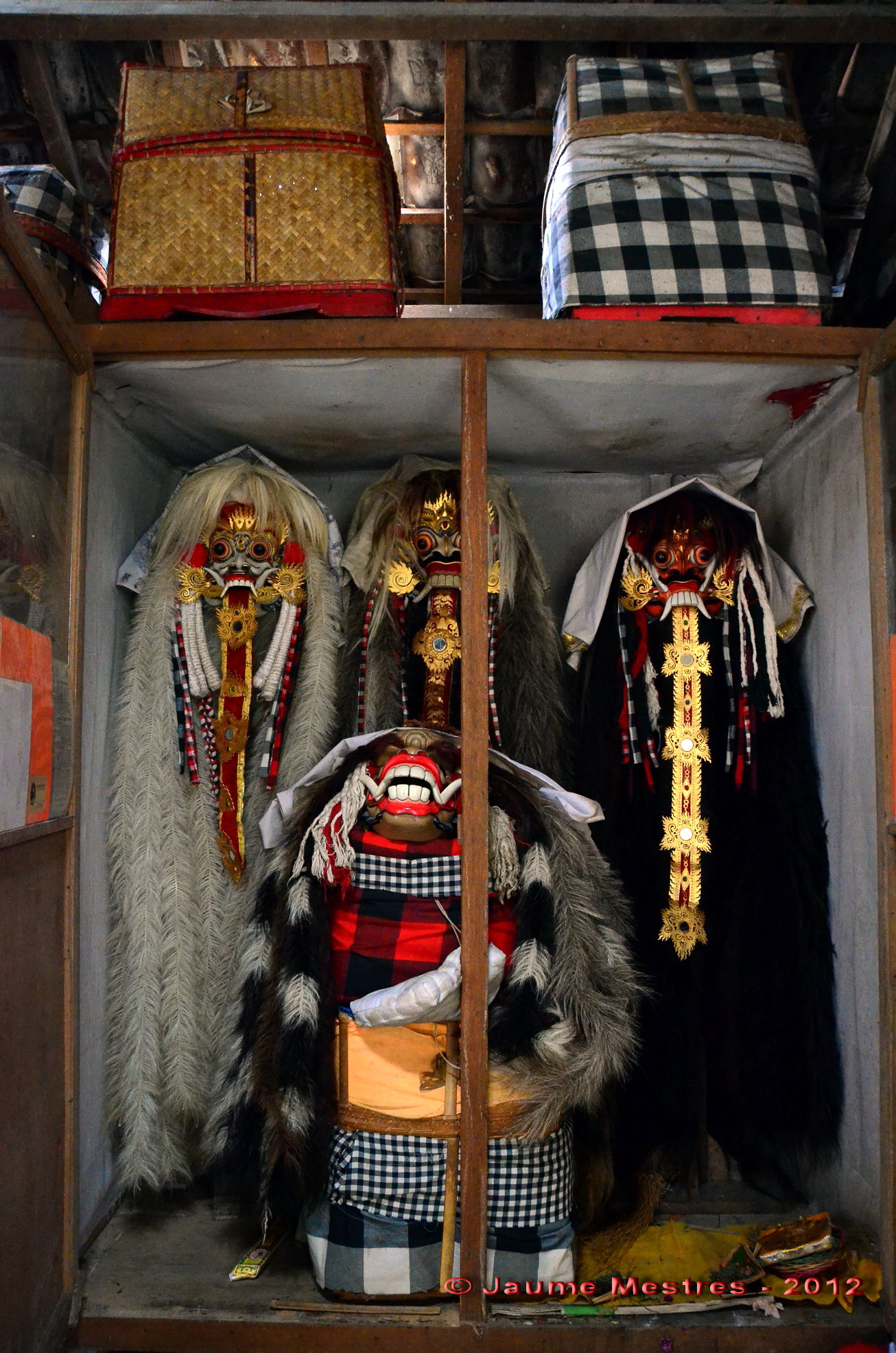 Armari on la família d’en Wayan custodia les màscares i atuells de la malèfica bruixa Rangda i els seus deixebles o “moret”.